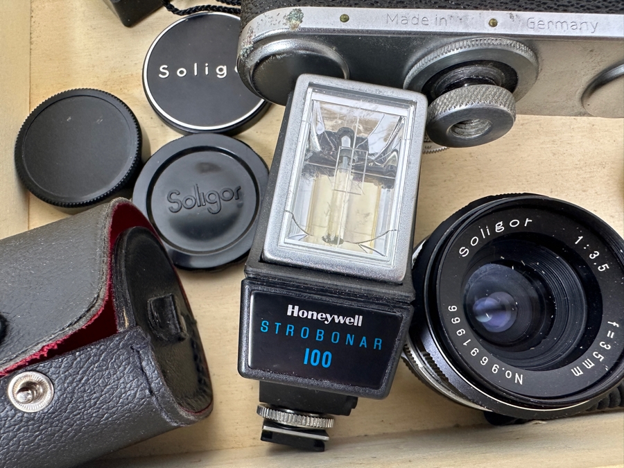 Vintage Photography Set With German Braun Paxette II 35mm Camera, Soligor Lens, Honeywell Strobonar 100 Electronic Flash Unit, And Vintage Alpex Light Meter [Photo 7]