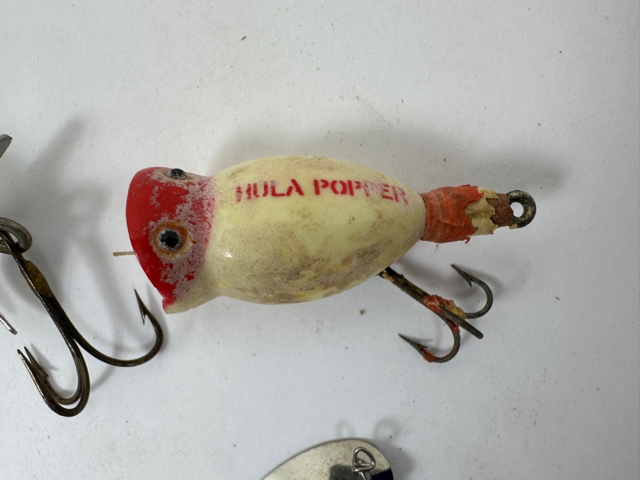 Collection Of Vintage Fishing Lures Including A Hellbender 'Hellraiser' Topwater Lure In Original Box, Johnson Silver Minnow Spoon, And Various Other Spinners And Spoons From The Mid-20th Century. 
 [Photo 7]
