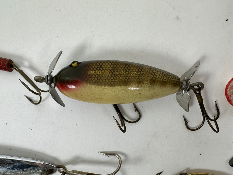 Collection Of Vintage Fishing Lures Including A Hellbender 'Hellraiser' Topwater Lure In Original Box, Johnson Silver Minnow Spoon, And Various Other Spinners And Spoons From The Mid-20th Century. 
 [Photo 5]