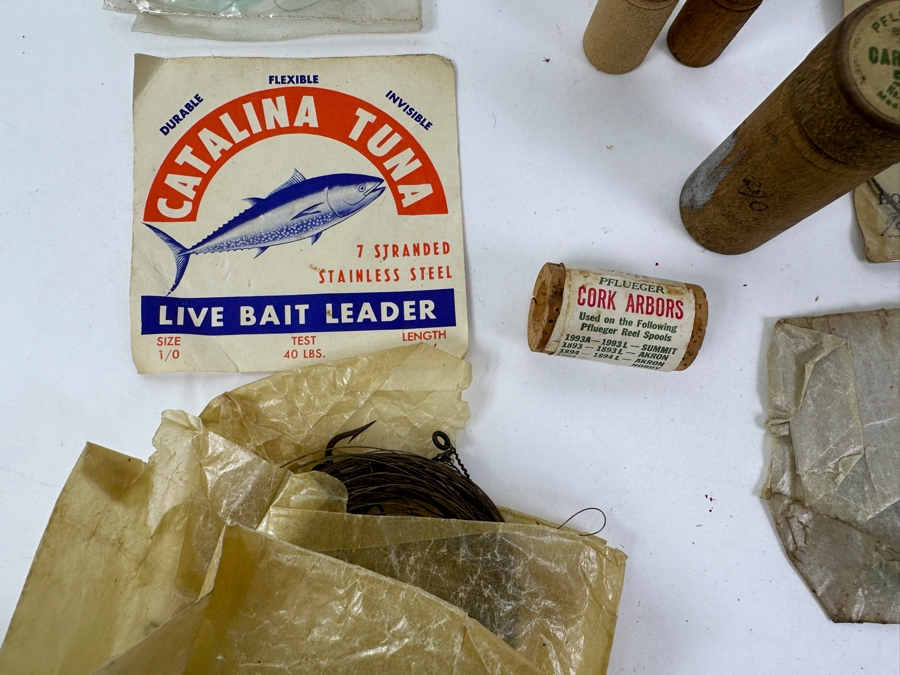 Vintage Mid Century Collection Of Fishing Tackle And Line Leaders, Featuring Glidewell's 'Blue Devil' And Catalina Tuna - Some in Original Packaging [Photo 10]