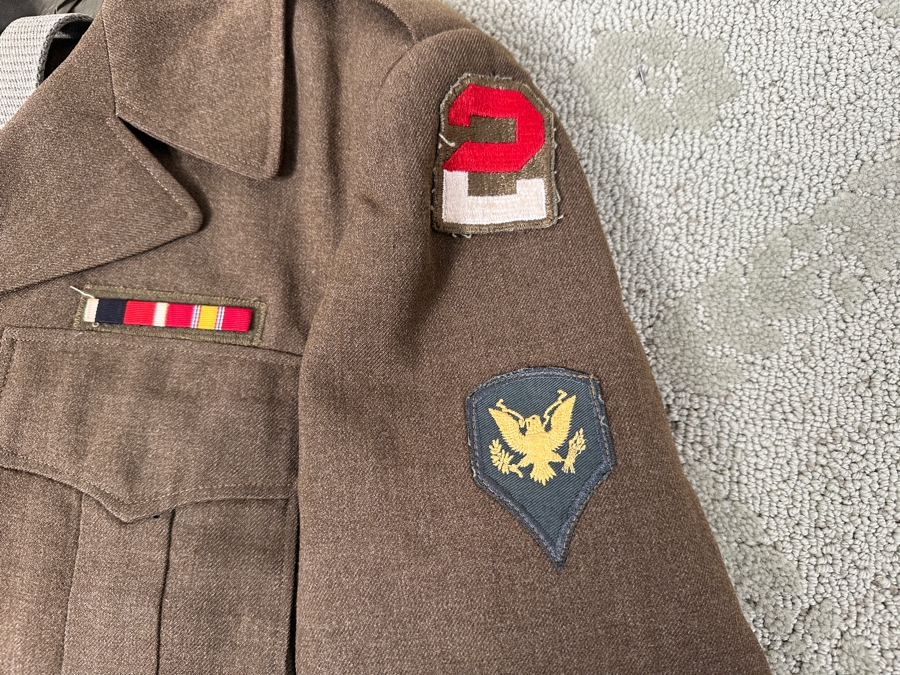 WWII US Army Eisenhower Uniform [Photo 2]