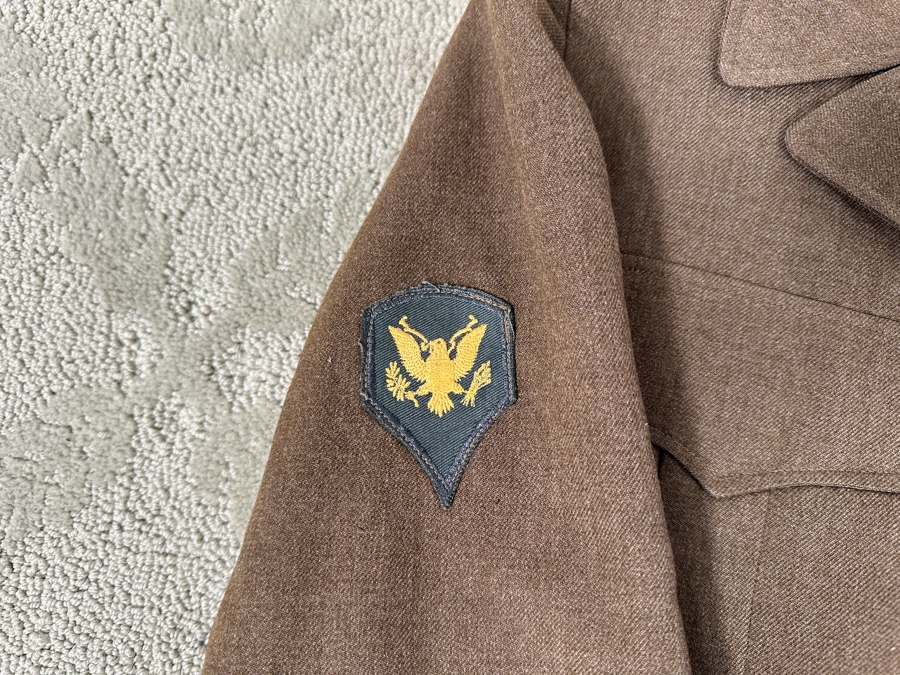 WWII US Army Eisenhower Uniform [Photo 3]