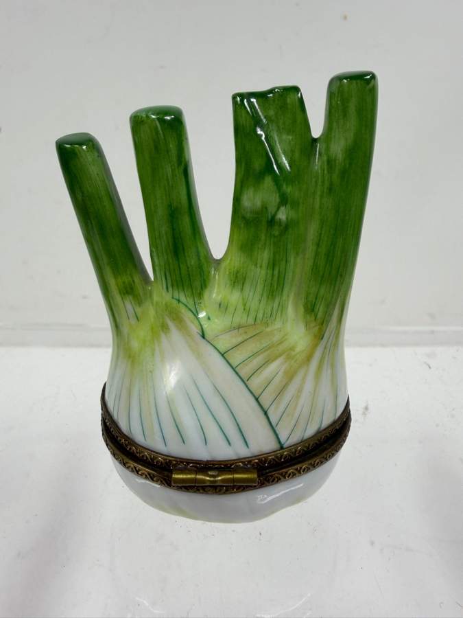 Hand-Painted Limoges France Porcelain Fennel Decorative Trinket Box 3.25'H [Photo 2]