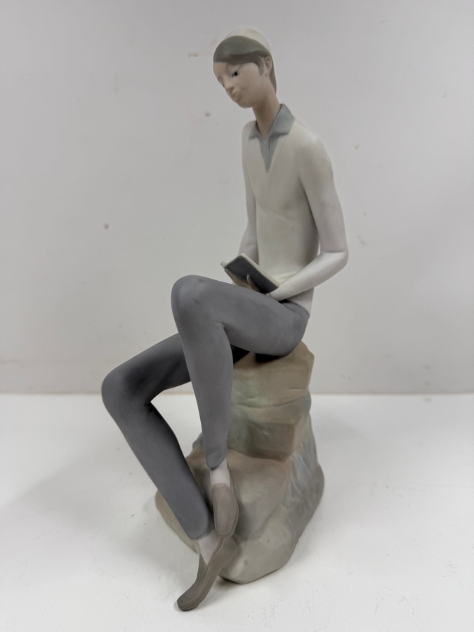 Lladro Porcelain Figurine Entitled 'Hebrew Student' Model #4684 Designed By Sculptor Juan Huerta 11'H [Photo 2]