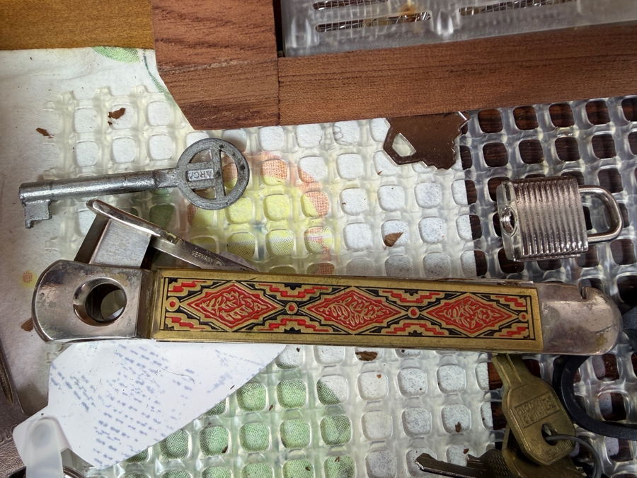 Davidoff Exotic Wood Cigar Humidor Box With Lock And Key Including Assorted Smoking Accessories 15'W X 9'D X 5.5'H [Photo 7]