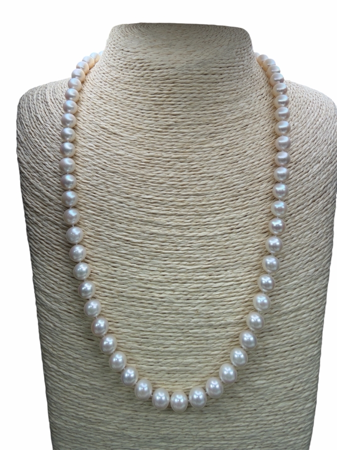 18' Cultured Pearl Strand Necklace With 14k Gold Clasp Estimated 2.0g With (11) .01mm Diamonds Appraised Retail Value Of $1,200 [Photo 2]