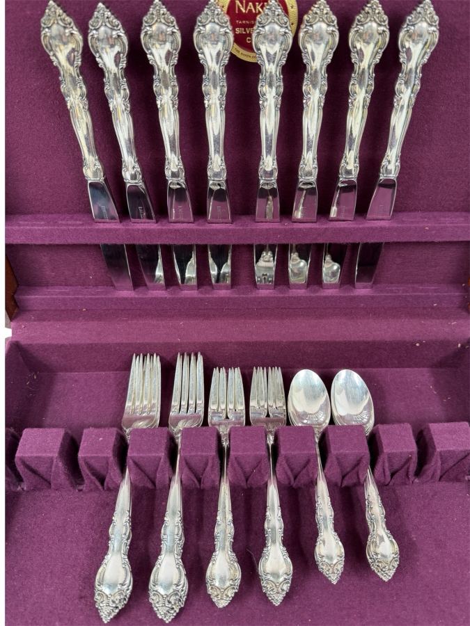 Boxed Lunt Sterling Silver Flatware Service For 8 (32 Pieces) - 1,042g Of Sterling Silver $3,000 Melt Value Plus 550g Of Sterling Silver Handled / Stainless Blade Knives