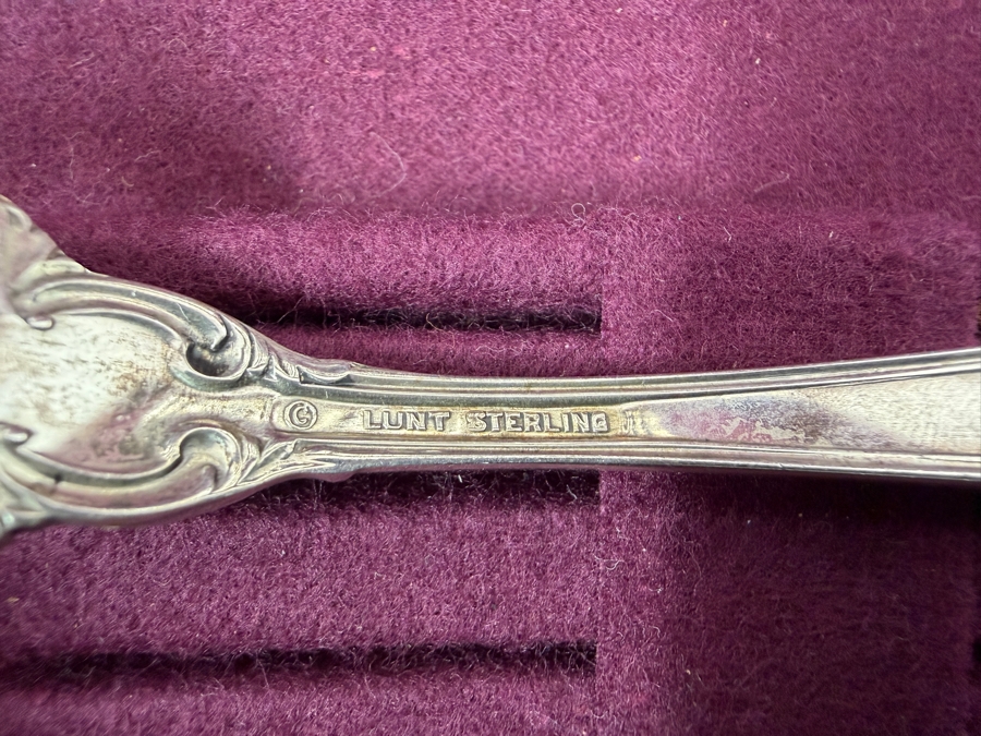 Boxed Lunt Sterling Silver Flatware Service For 8 (32 Pieces) - 1,042g Of Sterling Silver $3,000 Melt Value Plus 550g Of Sterling Silver Handled / Stainless Blade Knives [Photo 7]