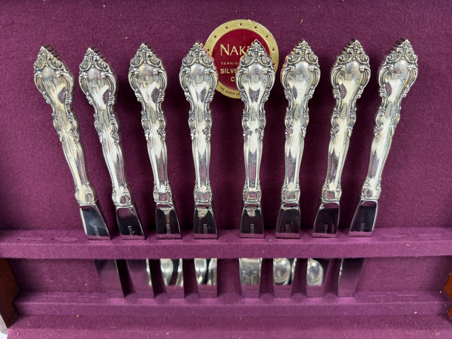 Boxed Lunt Sterling Silver Flatware Service For 8 (32 Pieces) - 1,042g Of Sterling Silver $3,000 Melt Value Plus 550g Of Sterling Silver Handled / Stainless Blade Knives [Photo 6]