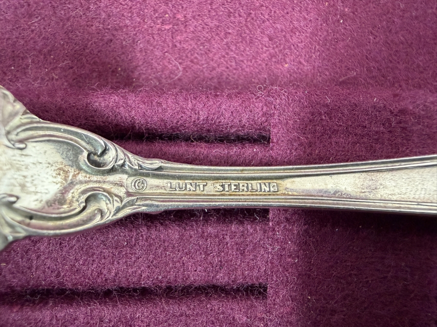Boxed Lunt Sterling Silver Flatware Service For 8 (32 Pieces) - 1,042g Of Sterling Silver $3,000 Melt Value Plus 550g Of Sterling Silver Handled / Stainless Blade Knives [Photo 8]