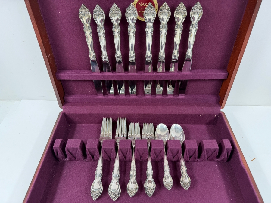 Boxed Lunt Sterling Silver Flatware Service For 8 (32 Pieces) - 1,042g Of Sterling Silver $3,000 Melt Value Plus 550g Of Sterling Silver Handled / Stainless Blade Knives [Photo 3]
