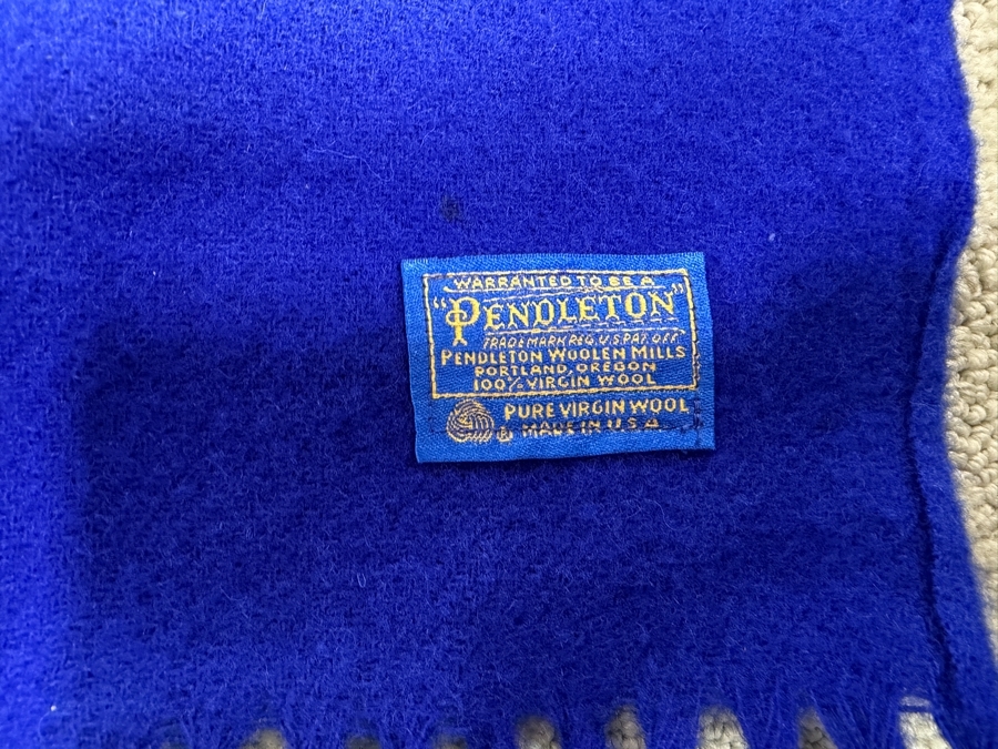 UCLA Bruins Pendleton Blanket 52.5 X 68 And UCLA Bruins Stadium Seat Cushion Pad [Photo 3]