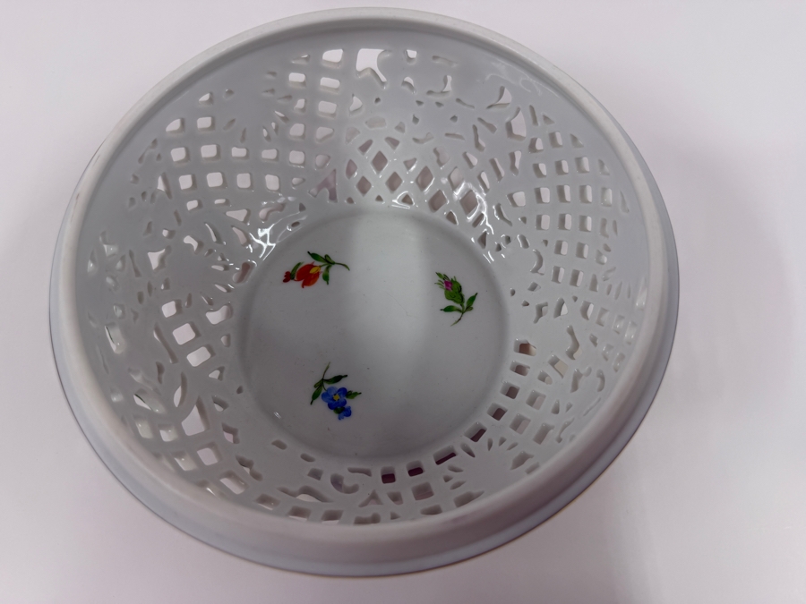 Herend Handpainted Porcelain Reticulated Potpourri Box With Strawberry Finial 6'W X 6'H (RSF) [Photo 11]