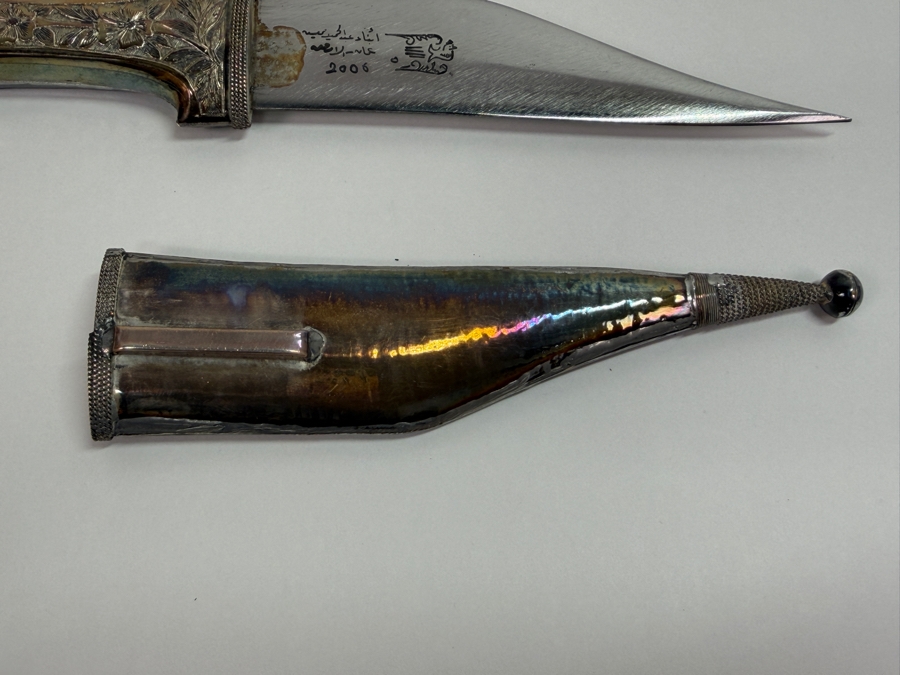 .900 Silver Handle & Sheath Signed Arabic Knife Dagger With Case Weighs 200.2g Dated 2006 6' Blade Length / 11' Overall Length (RSF) [Photo 4]