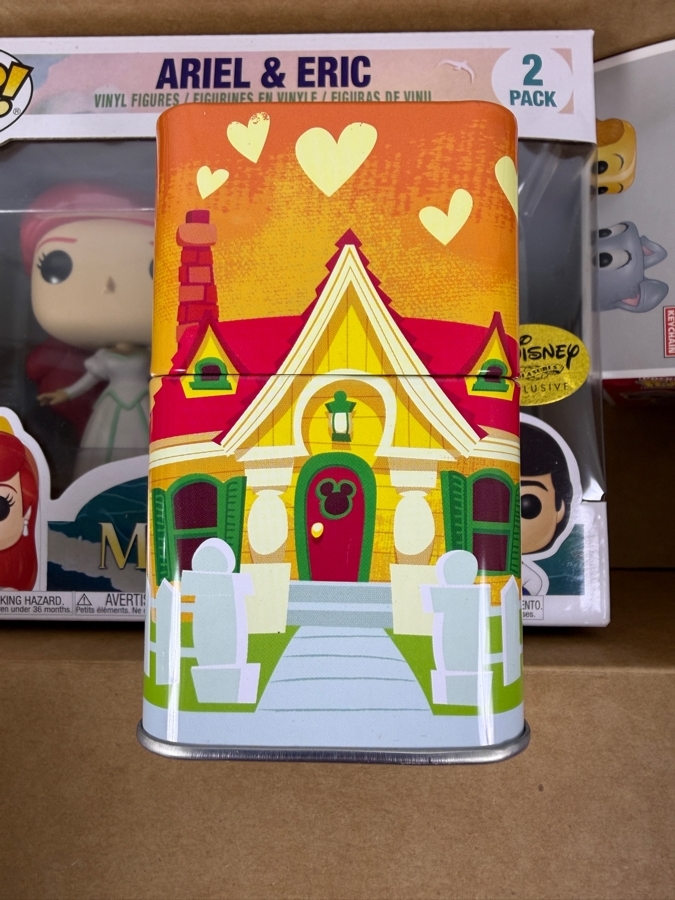 Funko Disney Treasures Ever After Castle Subscription Box Featuring Ariel And Prince Eric Wedding 2-Pack Pop! Figures And Tramp Pocket Pop! Keychain [Photo 4]