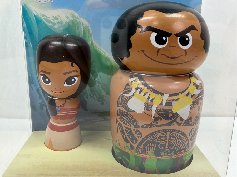Disney Moana & Maui Wooden Collectible Set - 2017 D23 Expo Exclusive - Limited Edition 300 - Hand-Painted Nesting Doll Style Figures [Photo 2]