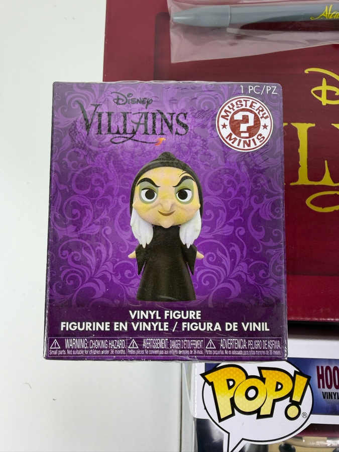 Funko Pop! Disney Villains Box - Peter Pan Movie Moment Hook And Tick-Tock #456 - Hot Topic Exclusive - Mystery Mini And Diablo Keychain Set [Photo 7]