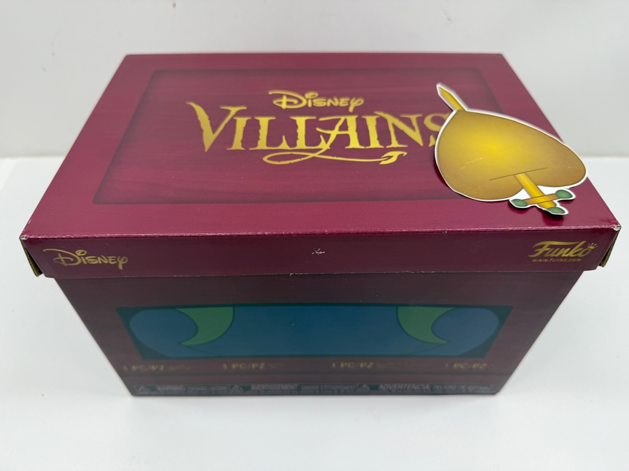 Funko Pop! Disney Villains Box - Peter Pan Movie Moment Hook And Tick-Tock #456 - Hot Topic Exclusive - Mystery Mini And Diablo Keychain Set [Photo 2]