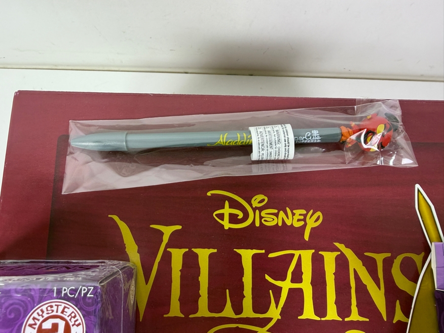 Funko Pop! Disney Villains Box - Peter Pan Movie Moment Hook And Tick-Tock #456 - Hot Topic Exclusive - Mystery Mini And Diablo Keychain Set [Photo 9]