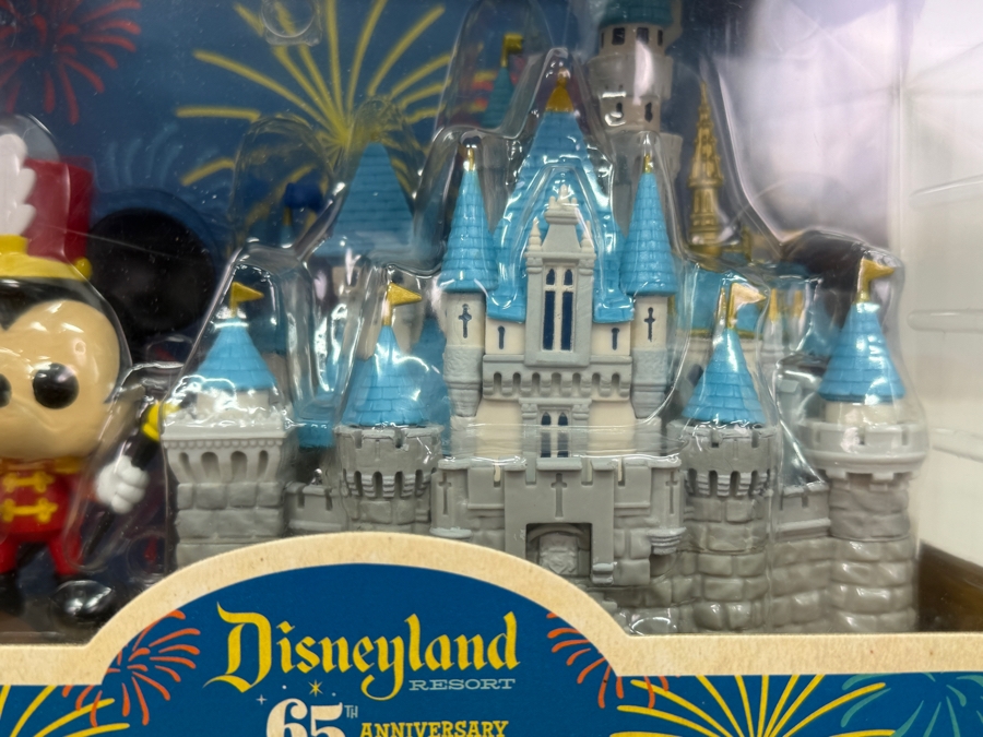 Funko Pop! Town Disneyland 65th Anniversary Sleeping Beauty Castle And Mickey Mouse #21 - Vinyl Figure Set  [Photo 2]