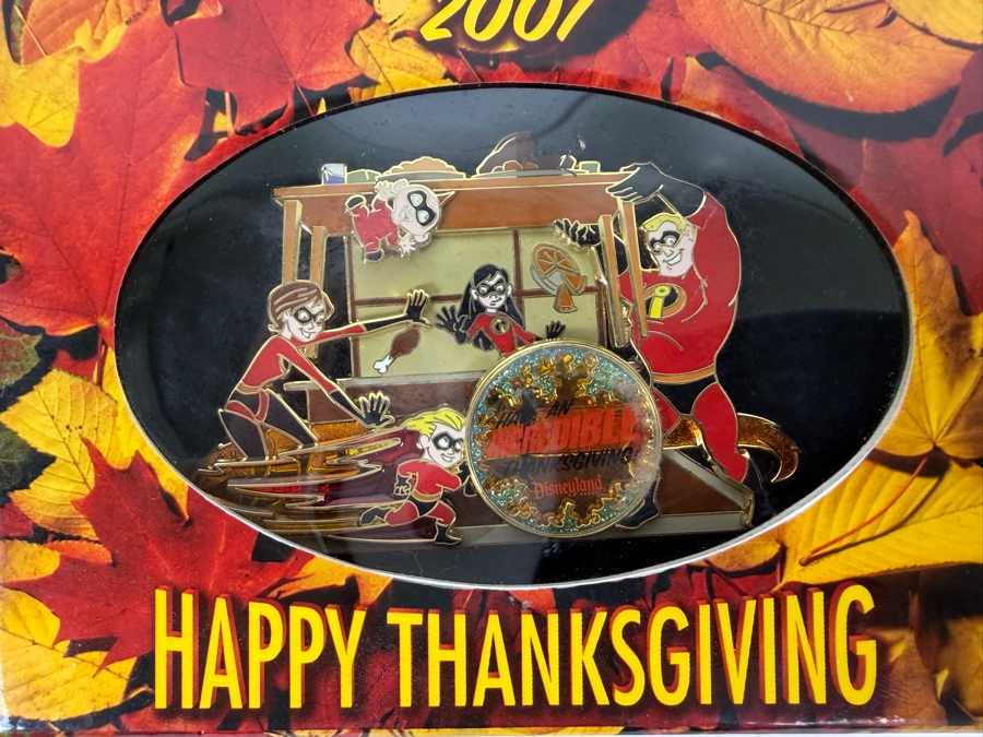Disneyland Resort The Incredibles Happy Thanksgiving 2007 Jumbo Pin - Limited Edition 500 - 3D Pin-On-Pin With Glitter Features [Photo 2]