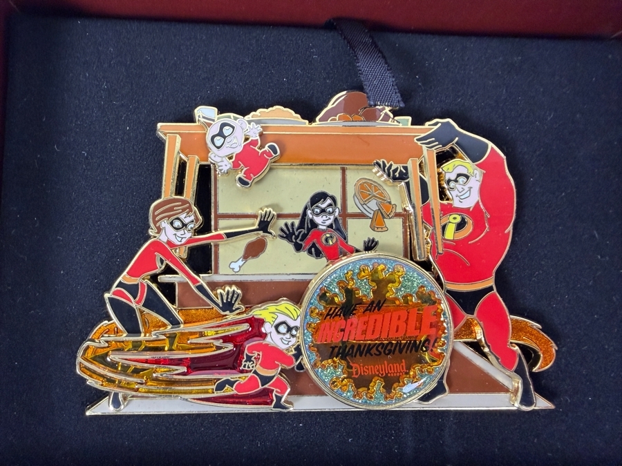 Disneyland Resort The Incredibles Happy Thanksgiving 2007 Jumbo Pin - Limited Edition 500 - 3D Pin-On-Pin With Glitter Features [Photo 3]