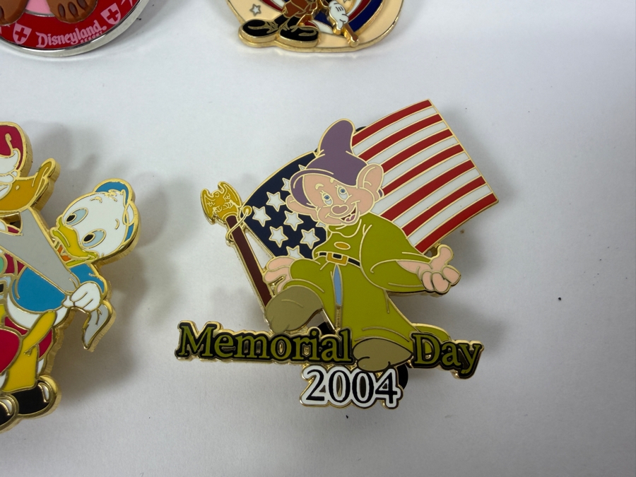 Disney Parks Holiday Pin Set - 2017 Season’s Eatings Mr. Toad & Yeti Gingerbread, Veterans Day 2008 Mickey, Labor Day 2004 Mickey & Donald, Santa Donald & Huey, And Memorial Day 2004 Dopey [Photo 4]