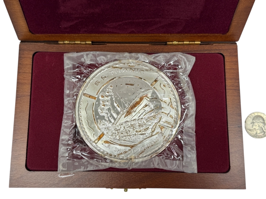 Large S.S. Titanic 1 Pound .999 Fine Silver Commemorative Round In Presentation Box