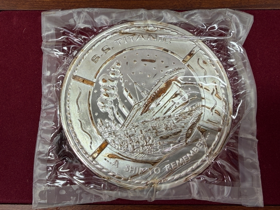 Large S.S. Titanic 1 Pound .999 Fine Silver Commemorative Round In Presentation Box [Photo 2]