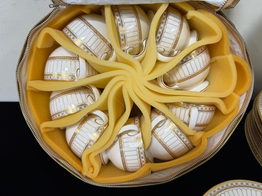 Elegant Wedgwood Bone China Service Colonnade Pattern Service For Approximately With Coffee Pot And Teapot 10 Made In England (CBAD) [Photo 9]