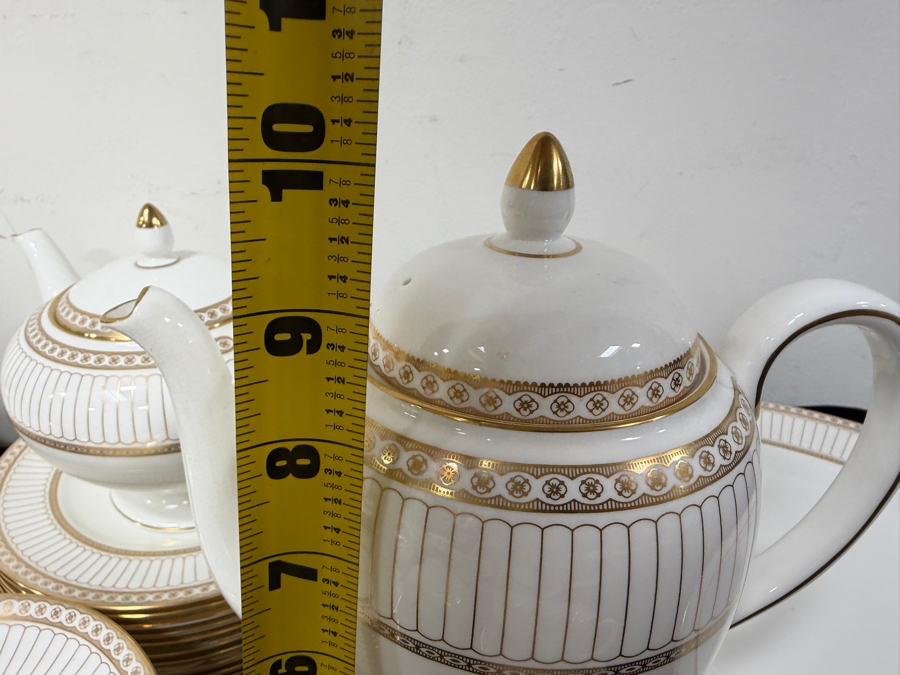 Elegant Wedgwood Bone China Service Colonnade Pattern Service For Approximately With Coffee Pot And Teapot 10 Made In England (CBAD) [Photo 14]