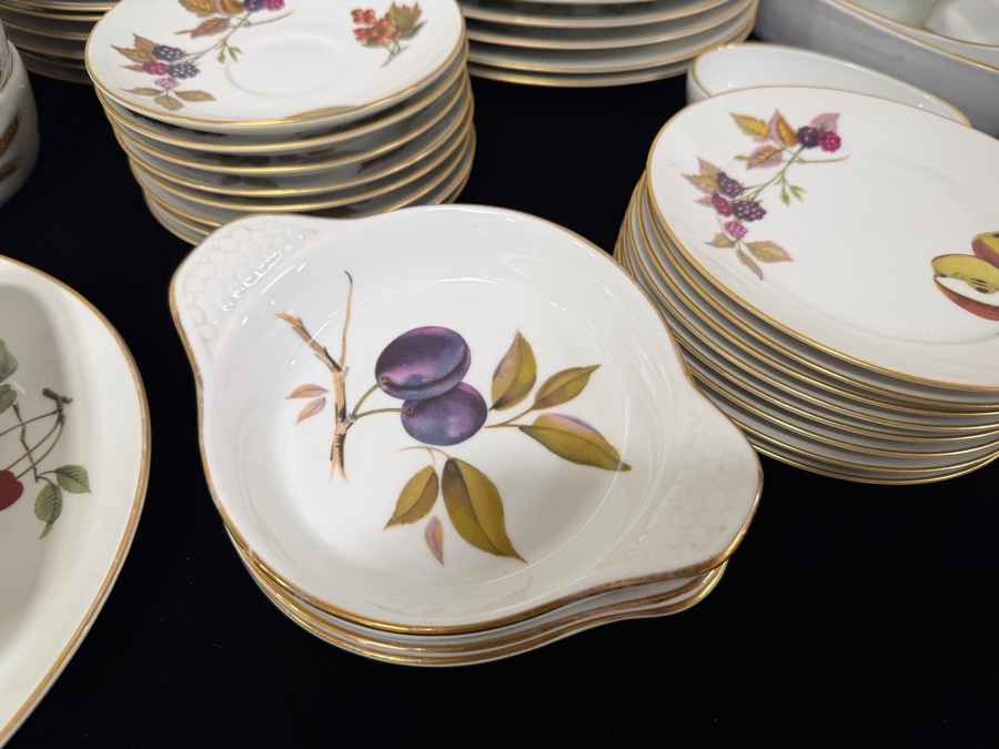 Royal Worcester Evesham Gold Fine Porcelain Dinnerware Collection With 22-Carat Gold Rims Approximate Service For 8 [Photo 9]