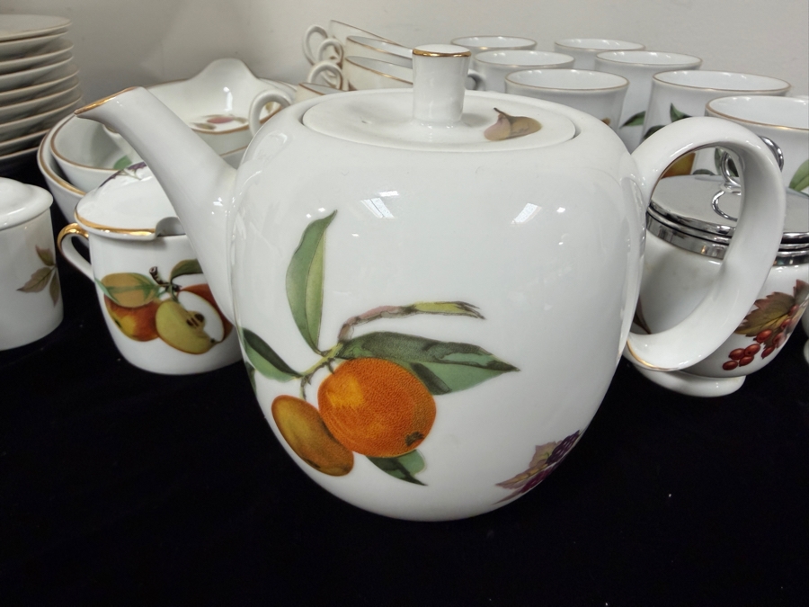 Royal Worcester Evesham Gold Fine Porcelain Dinnerware Collection With 22-Carat Gold Rims Approximate Service For 8 [Photo 10]