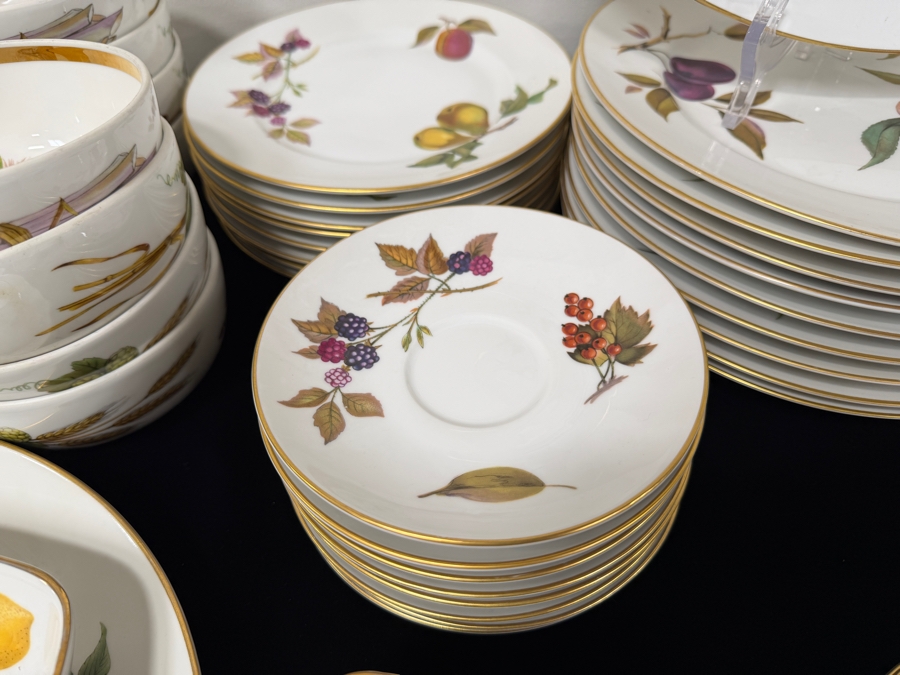Royal Worcester Evesham Gold Fine Porcelain Dinnerware Collection With 22-Carat Gold Rims Approximate Service For 8 [Photo 3]