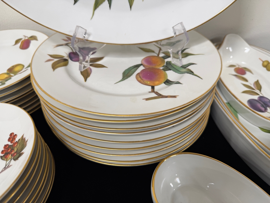 Royal Worcester Evesham Gold Fine Porcelain Dinnerware Collection With 22-Carat Gold Rims Approximate Service For 8 [Photo 13]
