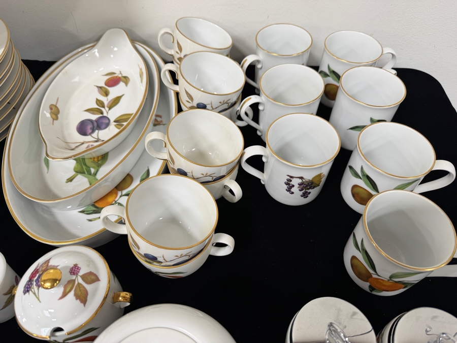 Royal Worcester Evesham Gold Fine Porcelain Dinnerware Collection With 22-Carat Gold Rims Approximate Service For 8 [Photo 6]