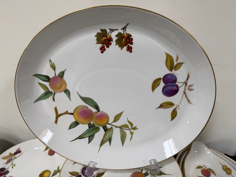 Royal Worcester Evesham Gold Fine Porcelain Dinnerware Collection With 22-Carat Gold Rims Approximate Service For 8 [Photo 2]