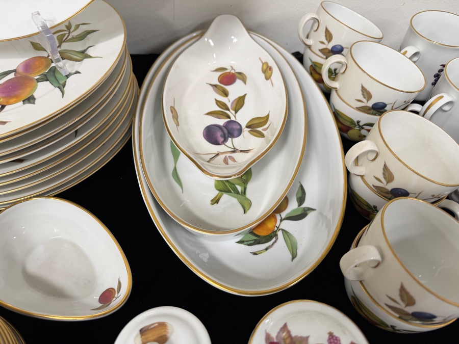 Royal Worcester Evesham Gold Fine Porcelain Dinnerware Collection With 22-Carat Gold Rims Approximate Service For 8 [Photo 7]