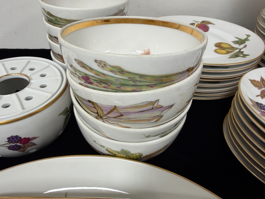 Royal Worcester Evesham Gold Fine Porcelain Dinnerware Collection With 22-Carat Gold Rims Approximate Service For 8 [Photo 12]