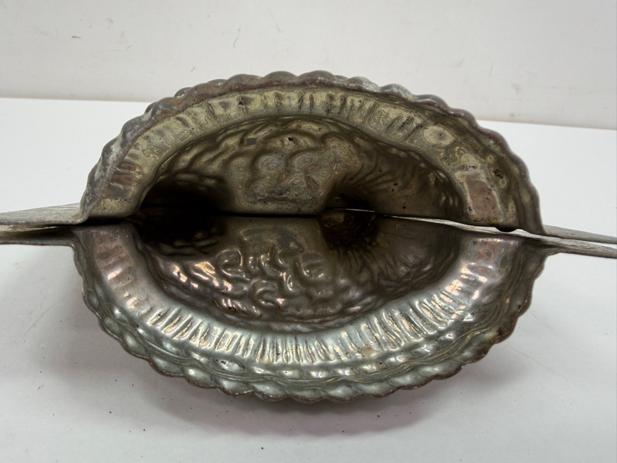 Vintage Eppelsheimer & Company No. 4740 Metal Hen On A Nest Chocolate Candy Mold Made In USA 5'W X 4'D X 4'H [Photo 4]