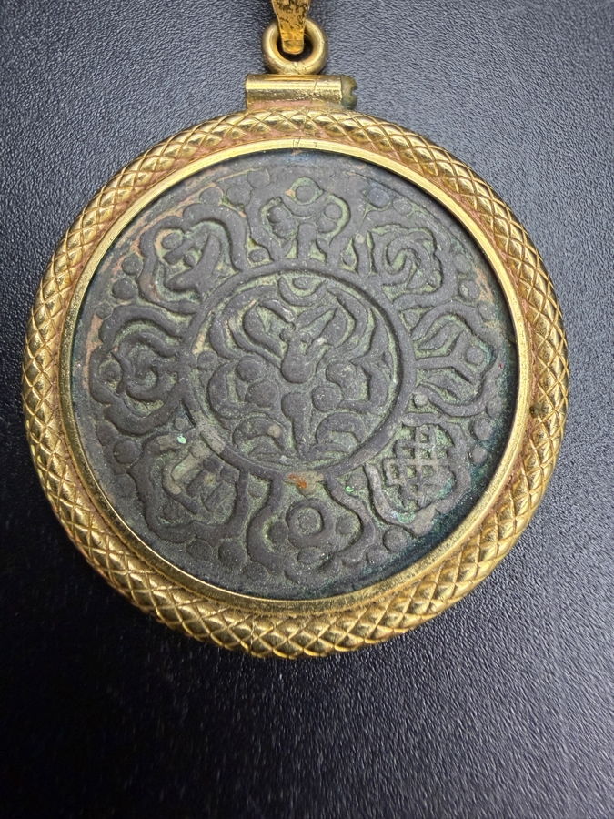 Antique Tibetan Silver Ga-den Tangka Coin Mounted As A Pendant Framed In 18k Yellow Gold 6.6g [Photo 3]