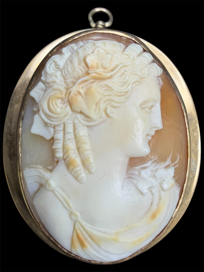 Vintage Carved Shell Cameo Portrait Pendant Framed In A 14k Gold Bezel 11.2g