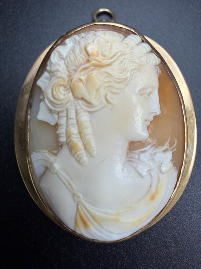 Vintage Carved Shell Cameo Portrait Pendant Framed In A 14k Gold Bezel 11.2g [Photo 3]