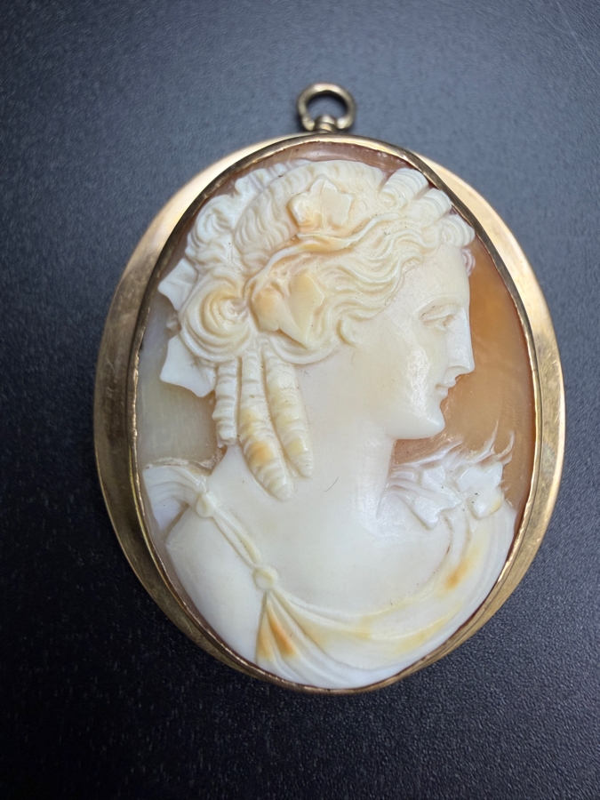 Vintage Carved Shell Cameo Portrait Pendant Framed In A 14k Gold Bezel 11.2g [Photo 2]