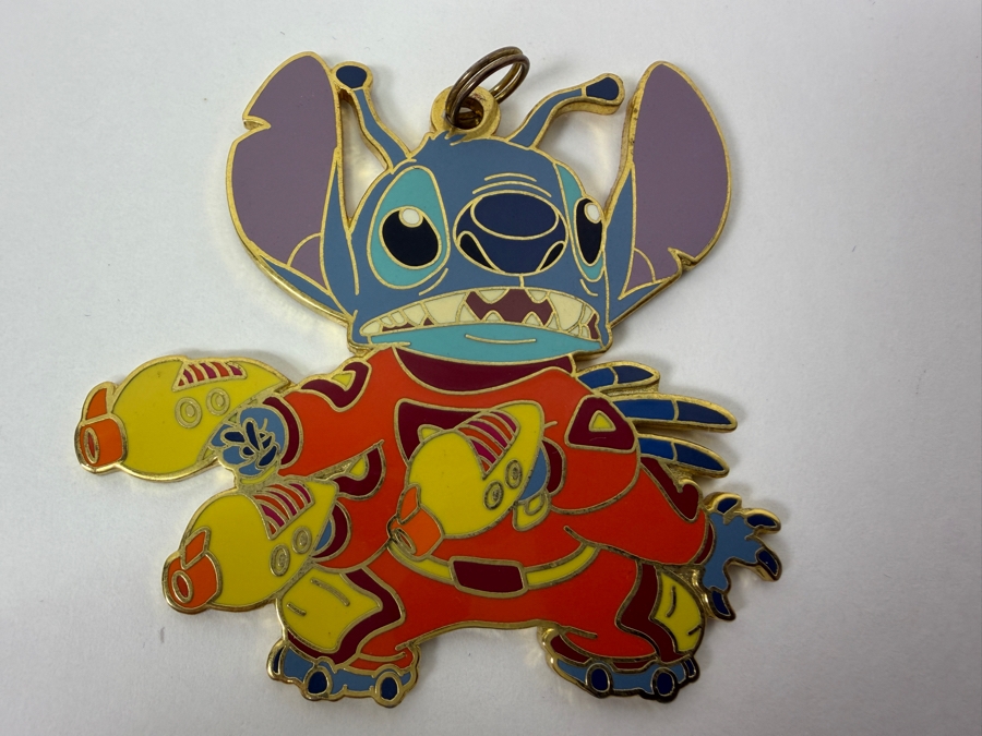 Just Added - Disney Auctions Exclusive Lilo And Stitch Alien Experiment 626 In Red Spacesuit With Laser Blasters Limited Edition 500 Lanyard Medallion [Photo 3]