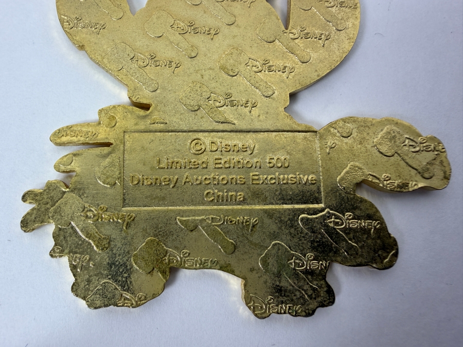 Just Added - Disney Auctions Exclusive Lilo And Stitch Alien Experiment 626 In Red Spacesuit With Laser Blasters Limited Edition 500 Lanyard Medallion [Photo 5]