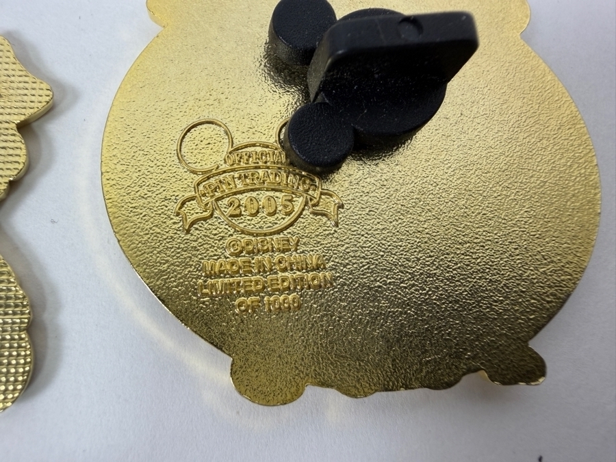 Just Added - Disney Limited Edition Pins: 2003 First Day Of Autumn Johnny Appleseed, 2006 St. Patrick's Day Chip And Dale, 2005 Groundhog Day Chip And Dale, And 2002 Armed Forces Day We Salute You Enamel Pin Collection [Photo 8]