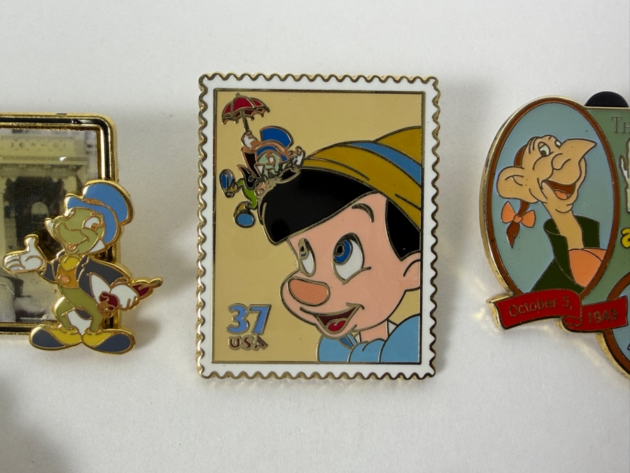 Just Added - Disneyland 100th Birthday Walt And Jiminy, Art Of Disney Pinocchio Stamp, Countdown To The Millennium Ichabod And Mr. Toad, Character Train Incredibles, Stitch Sundays Surfing, And Fantasyland Mad Hatter Pin Collection [Photo 3]