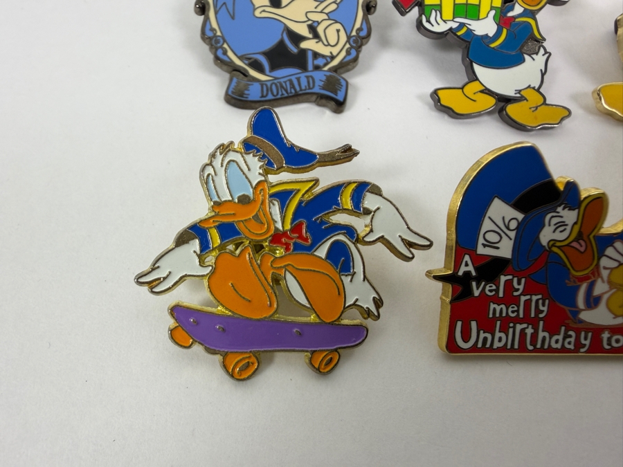 Disney Pins: 2017 Halloween Hidden Mickey Donald, Christmas With Presents, Goofin' Around Googly Eyes, Spain Sedesma Skateboard, 2004 Cast Lanyard Unbirthday, And 2005 Snowball Fight Spinner Enamel Pin Set [Photo 6]