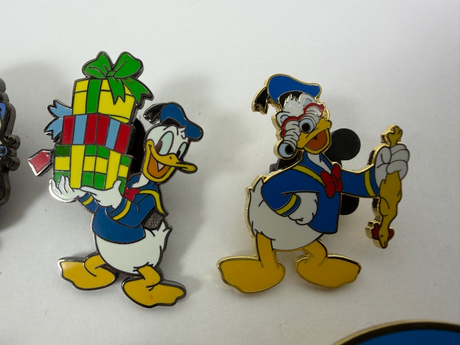 Disney Pins: 2017 Halloween Hidden Mickey Donald, Christmas With Presents, Goofin' Around Googly Eyes, Spain Sedesma Skateboard, 2004 Cast Lanyard Unbirthday, And 2005 Snowball Fight Spinner Enamel Pin Set [Photo 3]